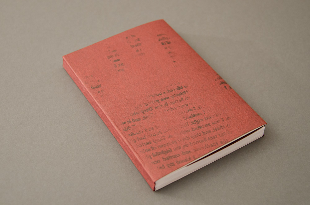 Der Schutzumschlag eines Buches mit Bleisatz-Handabdruck.