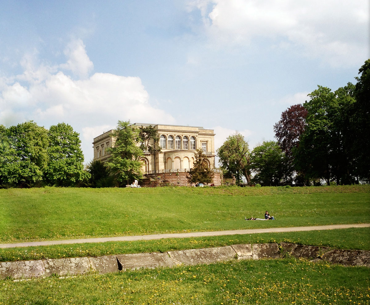 Abbildung: Die Villa Berg mit ihrem Park von Westen gesehen.